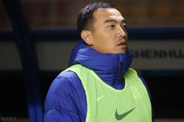 冯潇霆还踢球吗？一位老将的绿茵坚守与人生下半场