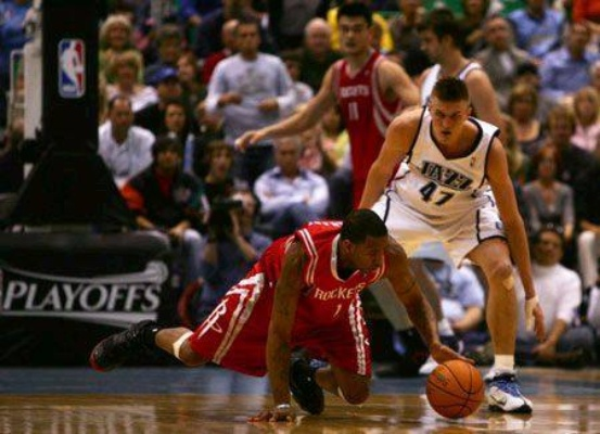 姚明倒下的那一刻，2006年火箭vs爵士，一场被伤病改写的历史